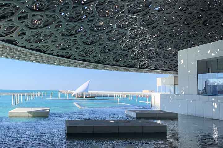 <p>Amplos salões, pátios ao ar livre e vistas para o mar combinam a herança local com uma perspectiva global. Algo que confirma seu lugar entre os destinos de museus mais belos do planeta.</p>
