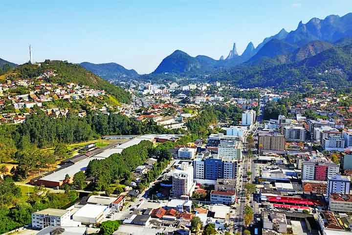 <p>Apesar de sua importância histórica e artística, o Quiosque das Lendas está em estado de abandono. A estrutura apresenta sinais de desgaste, pichações e falta de manutenção. O local, que já foi ponto turístico e símbolo cultural de Teresópolis, hoje aguarda restauro urgente.</p><?php if (strpos(site('ds_site_link'), '/apostas') === false): ?>
    </div>
    <div class=