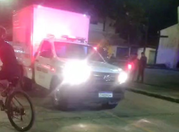 Homem foi morto e outras pessoas foram baleadas em uma praça do bairro Tabapuá, em Caucaia, na noite dessa sexta-feira, 16 