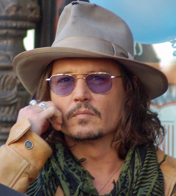 <p>Depp ganhou a ação e um jurado chegou a declarar que Heard tinha lágrimas de crocodilo, fingindo durante as audiências. O ator então passou a tentar reconstruir a carreira.</p>
