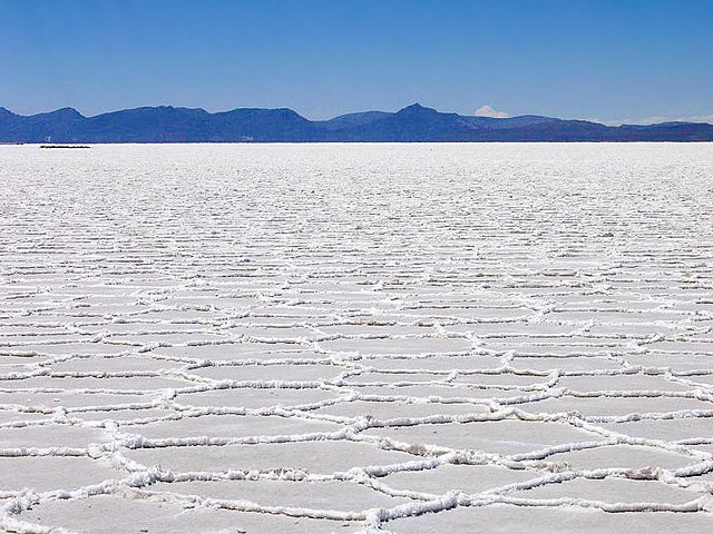 <p>Salar de Uyuni (Bolívia) – Maior e mais alto deserto de sal do mundo, se estende por 10.582 km² e fica a uma altitude de 3.656 metros, perto da Cordilheira dos Andes.</p>

