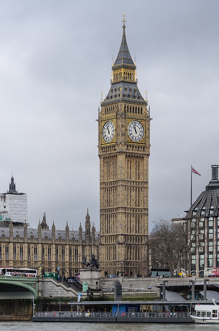 <p>#11- Além do famoso sino Big Ben, a torre abriga um total de cinco sinos. Cada um deles possui um nome distinto: Great Tom, Great George, Little Tom, and Quarter Bells.</p>
