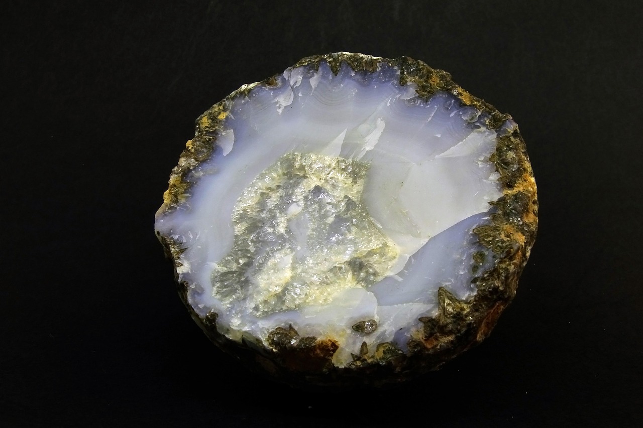 <p>Geodos com interior de ágata podem conter drusas de cristais brilhantes. Essas formações encantam colecionadores e geólogos pela complexidade natural.</p>
