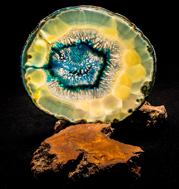 <p>Outro tipo famoso é a ágata de fogo, com brilho iridescente causado por inclusões microscópicas. Seu efeito óptico impressiona, sendo muito usada em joias artesanais.</p><?php if (strpos(site('ds_site_link'), '/apostas') === false): ?>
    </div>
    <div class=