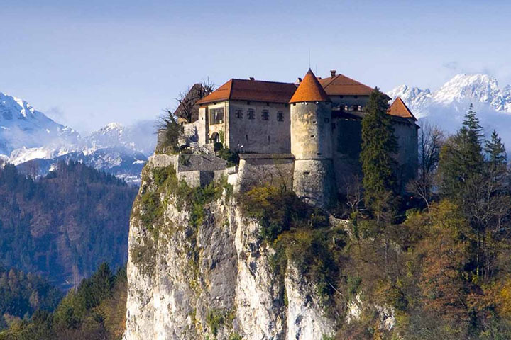 <p>Castelo de Bled – Bled, Eslovênia – Fica no alto de uma montanha às margens do lago glacial de Bled, no cimo de um penhasco íngreme, a 130m de altitude. Foi mencionado pela primeira vez em documentos de 1011.</p>
