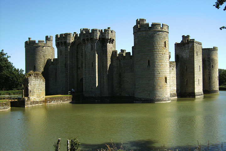 <p>Castelo de Bodiam – East Sussex, Inglaterra – Construído em 1385 para defesa durante a Guerra dos Cem Anos. Hoje em dia, porém, percebe-se que a estrutura não era tão resistente para a batalha e supõe-se que o objetivo maior era exibir o poderio inglês com a imponência da construção.</p>
