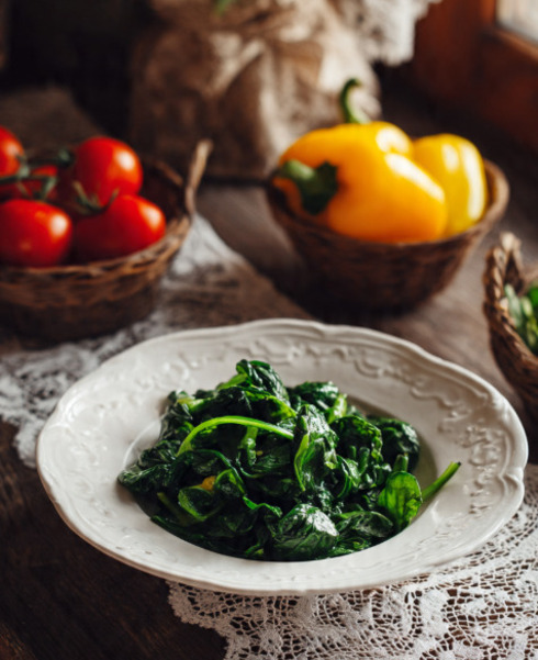 <p>Por conter poucas calorias, o espinafre é um alimento que pode ajudar a emagrecer. Ele também possui fibras que prolongam a saciedade, ajudando a reduzir a fome e favorecendo, assim, a perda de peso.</p>
