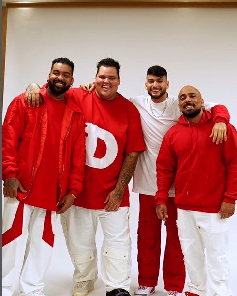 <p><span style=font-weight: 400;>Esse desempenho resultou na assinatura de contratos com a GH Music e com a gravadora Som Livre, ampliando a estrutura de lançamentos do grupo no mercado fonográfico.</span></p>
