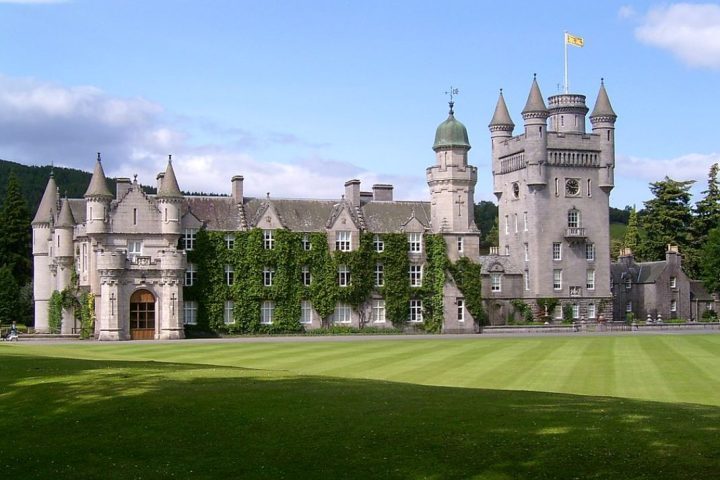 <p>O Castelo de Balmoral foi construído em 1856, durante o reinado da Rainha Vitória. Ele possui um estilo arquitetônico escocês baronial, com torres e detalhes góticos, situado em uma vasta área rural com jardins e bosques.</p></div>

<!-- INTERBANNER 5 [RETANGULO(BR)] - DESKTOP - [INTERNAS] -->
<div class=
