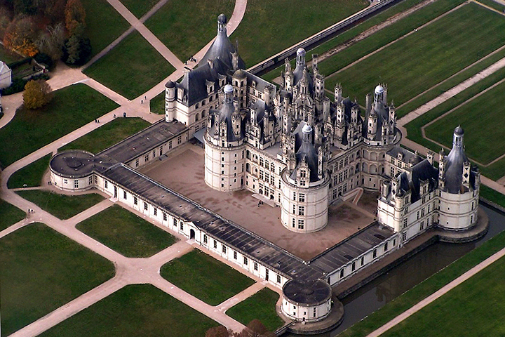 <p>Castelo de Chambord – França – Mistura estilos de arquitetura de França medieval e da Itália com suas estruturas clássicas. Construído entre 1519 e 1547, é símbolo de ostentação, pois, apesar de gigantesco, foi erguido apenas para servir de pavilhão de caça para Francisco I de França</p>
