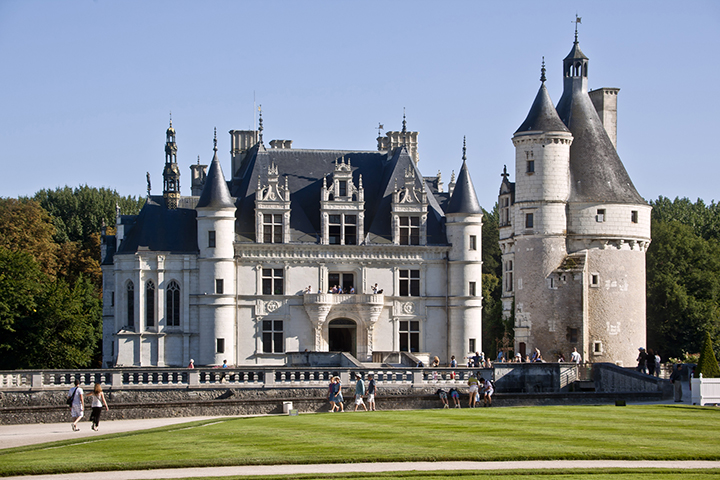 <p>Castelo de Chenonceau – Chenonceaux, França – Fica no Vale do Loire. O castelo original foi incendiado em 1411 e reconstruído em 1430. Suas proprietárias foram mulheres, daí o apelido “Castelo das Damas”. A começar por Catarina de Médici, mulher de Henrique II, que reinou de 1533 a 1559.</p>
