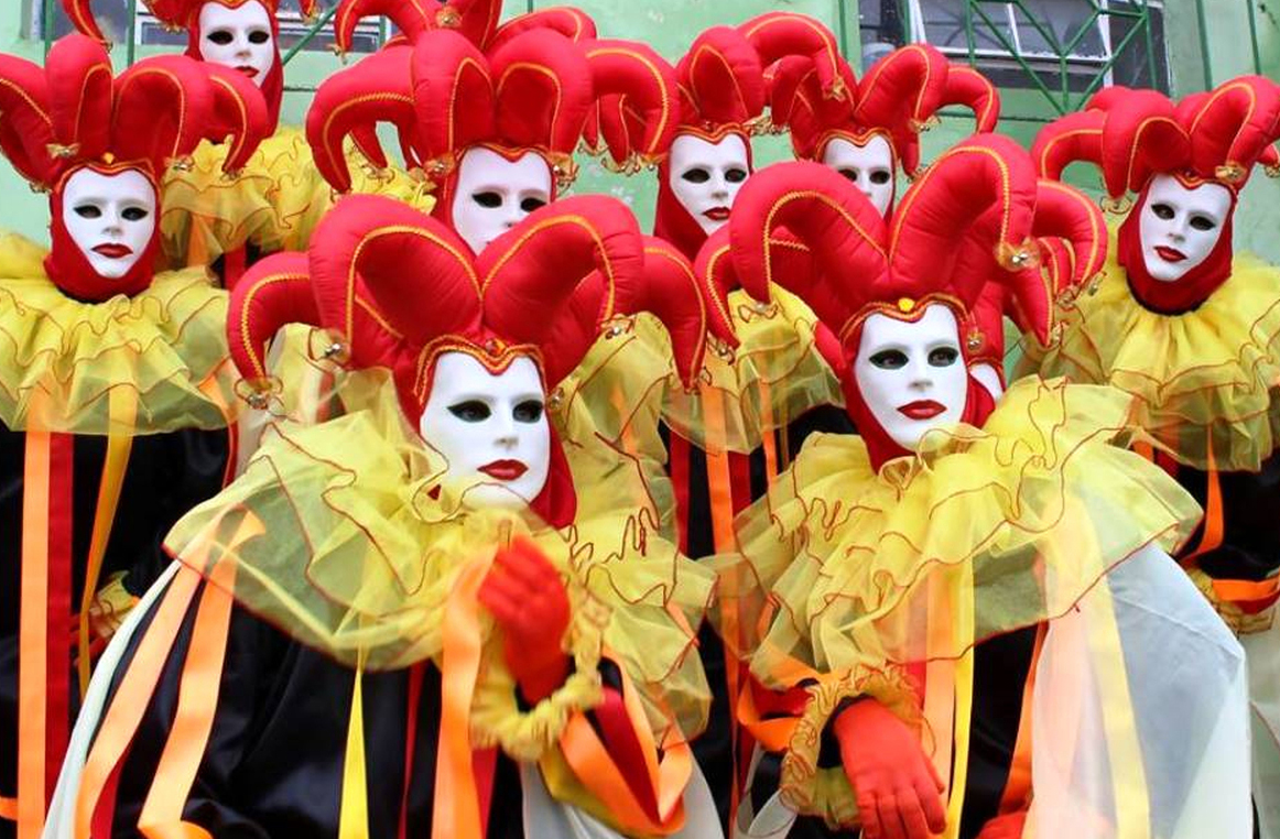 <p>Maragogipe encanta com seu carnaval de máscaras, tradição que mistura influências europeias e criatividade local. Com belos rios e manguezais, a cidade preserva patrimônio cultural único, reafirmando sua identidade festiva e comunitária no Recôncavo.</p><?php if (strpos(site('ds_site_link'), '/apostas') === false): ?>
    </div>
    <div class=