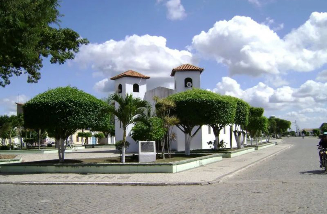 <p>Cabaceiras do Paraguaçu se ergue entre rios e plantações, além de tradições agrícolas e festas religiosas. Com isso, constrói sua identidade e reafirma o vínculo entre terra e fé que marca o Recôncavo.</p>
