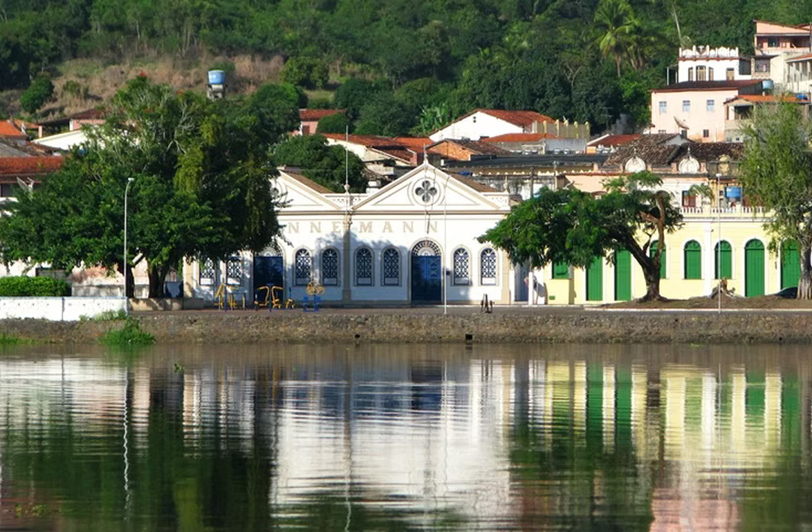 <p>Já São Félix prosperou com a indústria do fumo, mas também se destacou pela ponte Dom Pedro II que une destinos. Entre fábricas e manifestações culturais, a cidade constrói sua narrativa de trabalho, arte e resistência, mantendo viva a memória industrial da região.</p><?php if (strpos(site('ds_site_link'), '/apostas') === false): ?>
    </div>

    <div class=