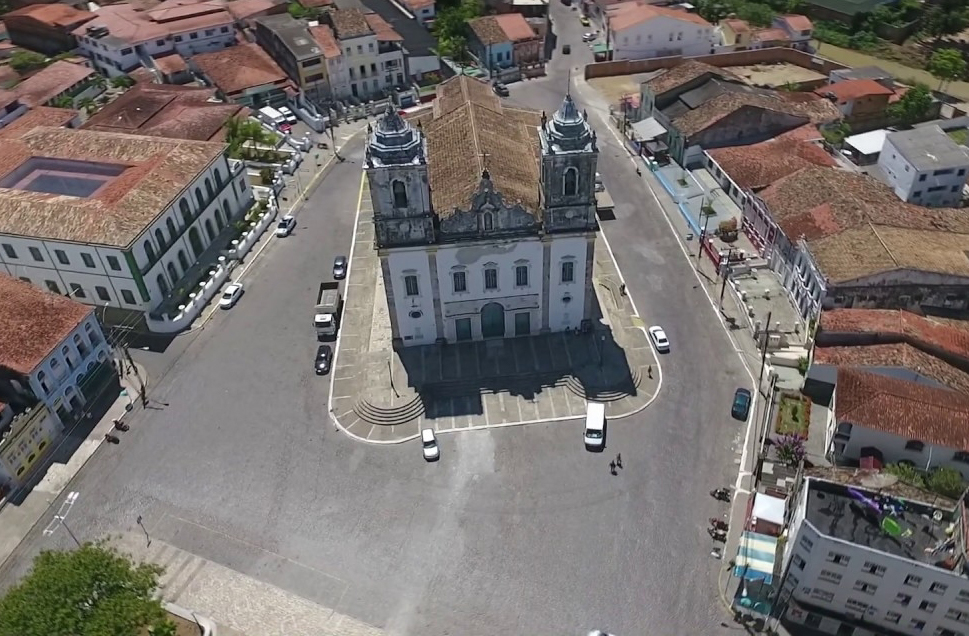 <p>Santo Amaro é berço de Caetano e Bethânia, mas também palco da luta abolicionista. Desse modo, entre igrejas barrocas e festas de largo, a cidade revela a força da cultura popular, conectando música, fé e história em um mesmo território.</p><?php if (strpos(site('ds_site_link'), '/apostas') === false): ?>

    </div>

    <div class=