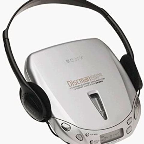 <p>Esses aparelhos pequenos aí se chamam discman e serviam para ouvir música, mas também tinha uma limitação física. Hoje em dia, tem aplicativos para isso, além do youtube. Avançamos, não?</p>
