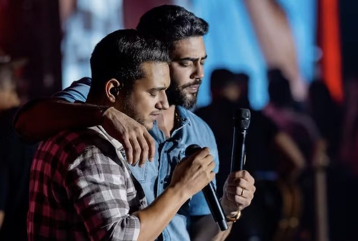 <p><span style=font-weight: 400;>Em agradecimento ao público, os irmãos destacaram a conexão criada pelas canções: “A </span><span style=font-weight: 400;>nossa maior conquista é quando a música se conecta com as pessoas, quando tocamos os </span><span style=font-weight: 400;>sentimentos do nosso público. É ali que todo o esforço e dedicação valem a pena”, </span><span style=font-weight: 400;>afirmaram, agradecendo aos fãs pelo apoio ao trabalho da dupla.</span></p><?php if (strpos(site('ds_site_link'), '/apostas') === false): ?>
    </div>

    <div class=