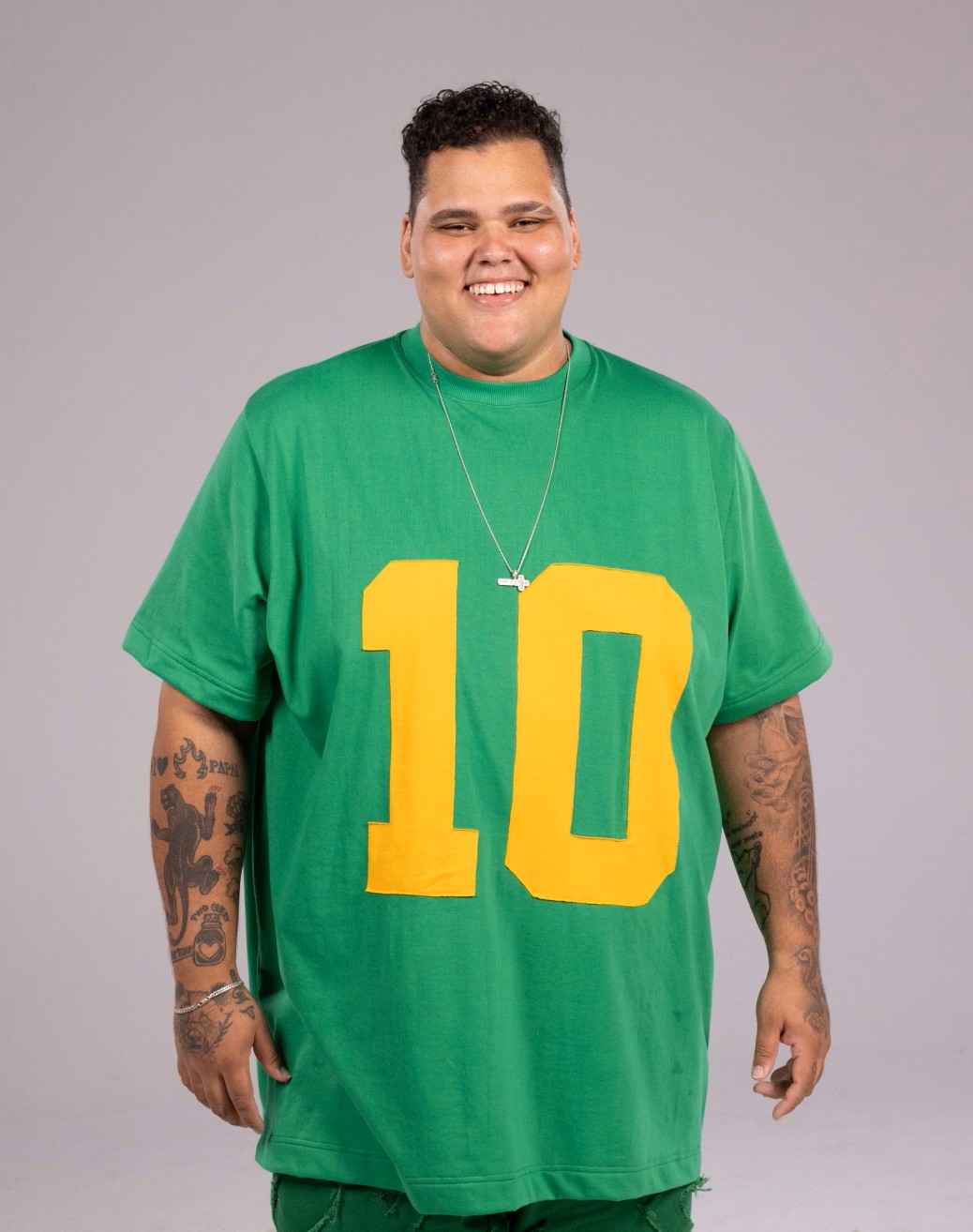 <p><span style=font-weight: 400;>Eduardo “Duzão” é o vocalista e se destaca pelo timbre marcante e pela interpretação que leva o pagode brasiliense a diferentes regiões do país.</span></p>
