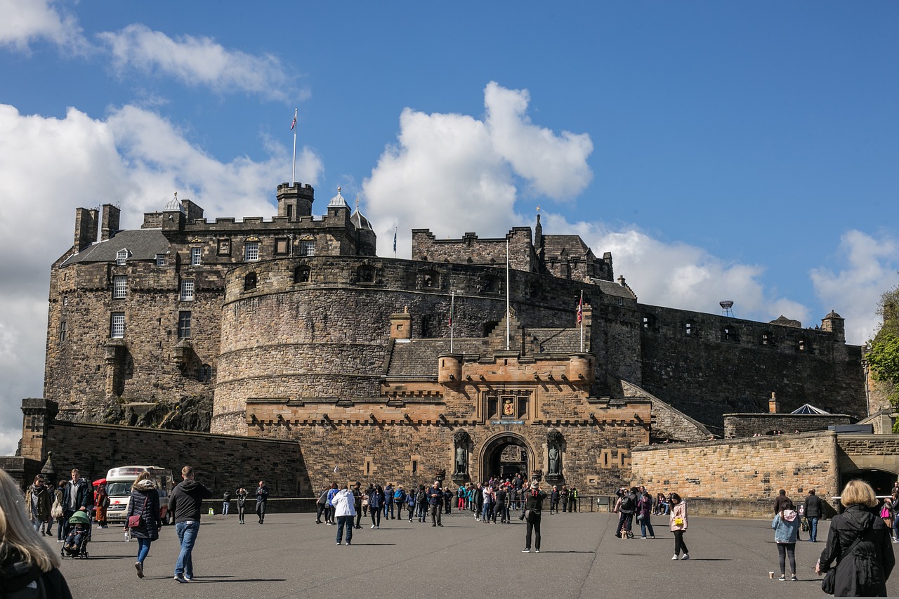 <p>Castelo de Edimburgo – Edimburgo, Escócia – Fica no topo de um rochedo, com vista para toda a cidade, e tem fama de mal-assombrado. É uma fortaleza do século XVI numa área onde a ocupação remonta ao século IX.</p>
