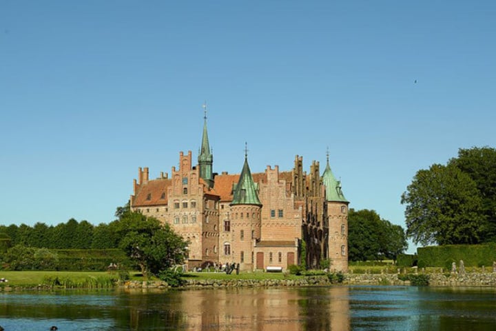 <p>Castelo Egeskov – Ilha de Fiónia, Dinamarca – É o mais bem preservado castelo de fosso da arquitetura do Renascimento da Europa. Fica ao sul da Ilha de Fiónia, a 166 km da capital Copenhague Erguido em 1554.</p>
