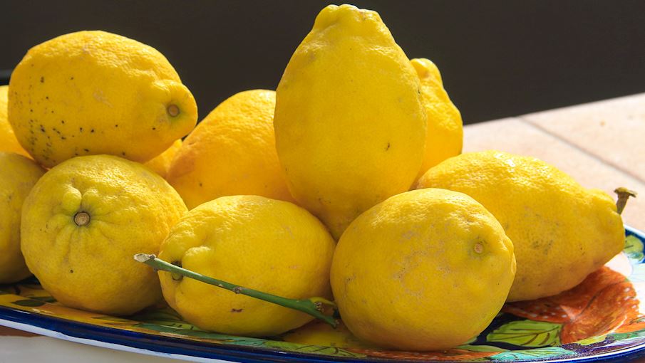 <p>O aroma especial da fruta também é muito utilizado na aromaterapia. Um dos principais efeitos que esse cheiro tem é o de ajudar a clarear a mente, algo muito importante para organização no dia a dia.</p>
