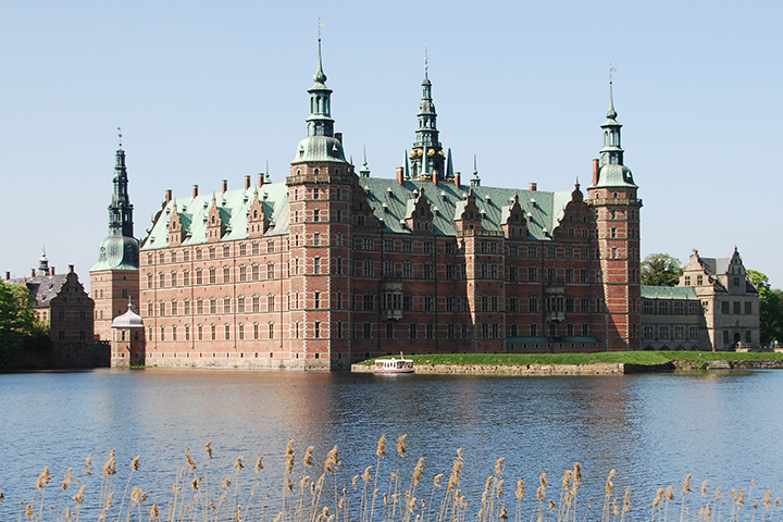 <p>Castelo de Frederiksborg – Hillerod, Dinamarca – É o maior do país. Construído sobre três ilhotas por Cristiano IV entre 1560 e 1630 para ser residência real. Foi destruído por um incêndio em 1839 e reconstruído. Abriga o Museu Nacional de História da Dinamarca.</p>
