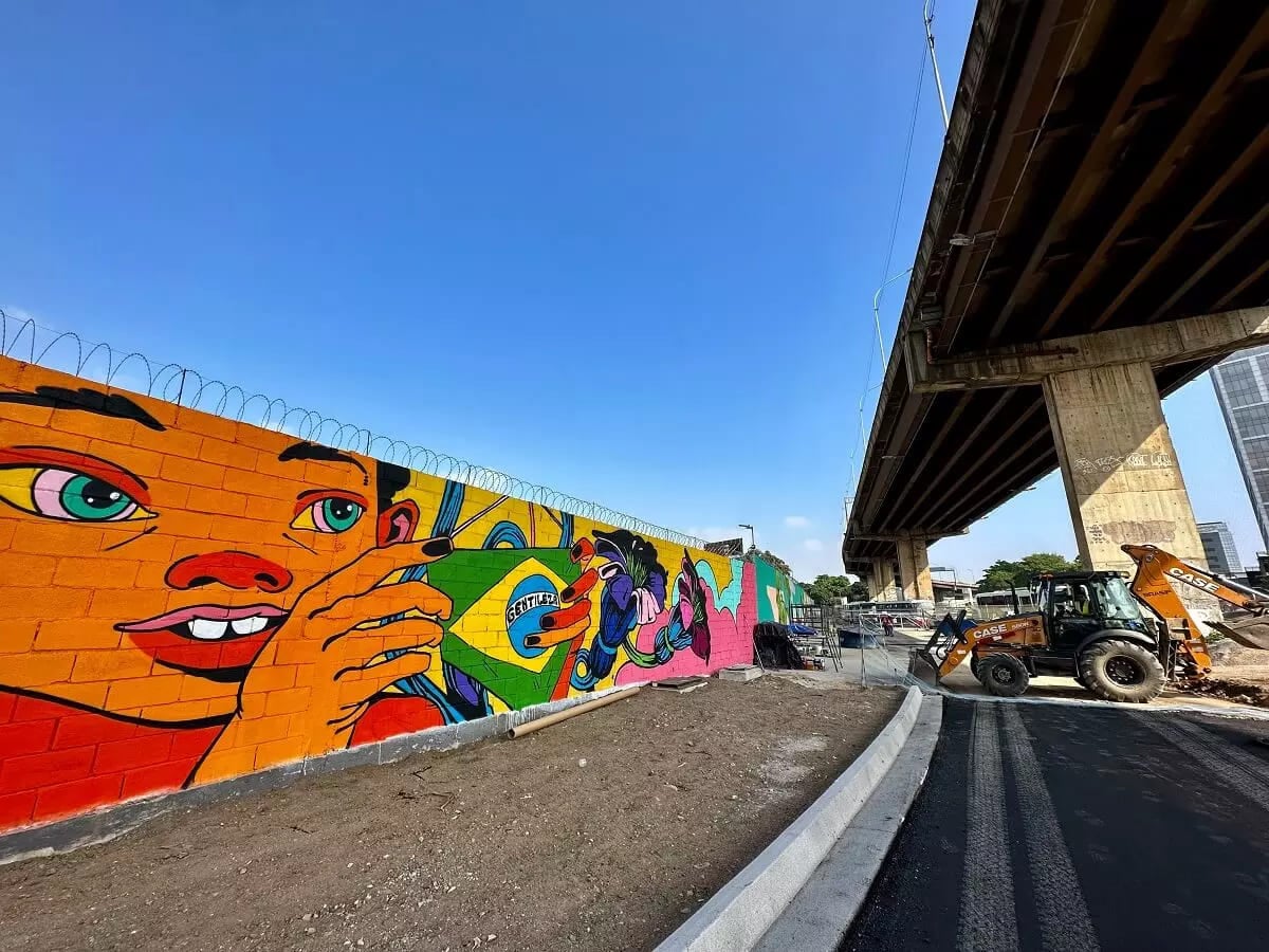 <p>Com inspiração nas obras do Profeta Gentileza, viadutos, terminais e passarelas do corredor Transbrasil envolvem grafites ao longo dos seus 26 km de extensão.</p>
