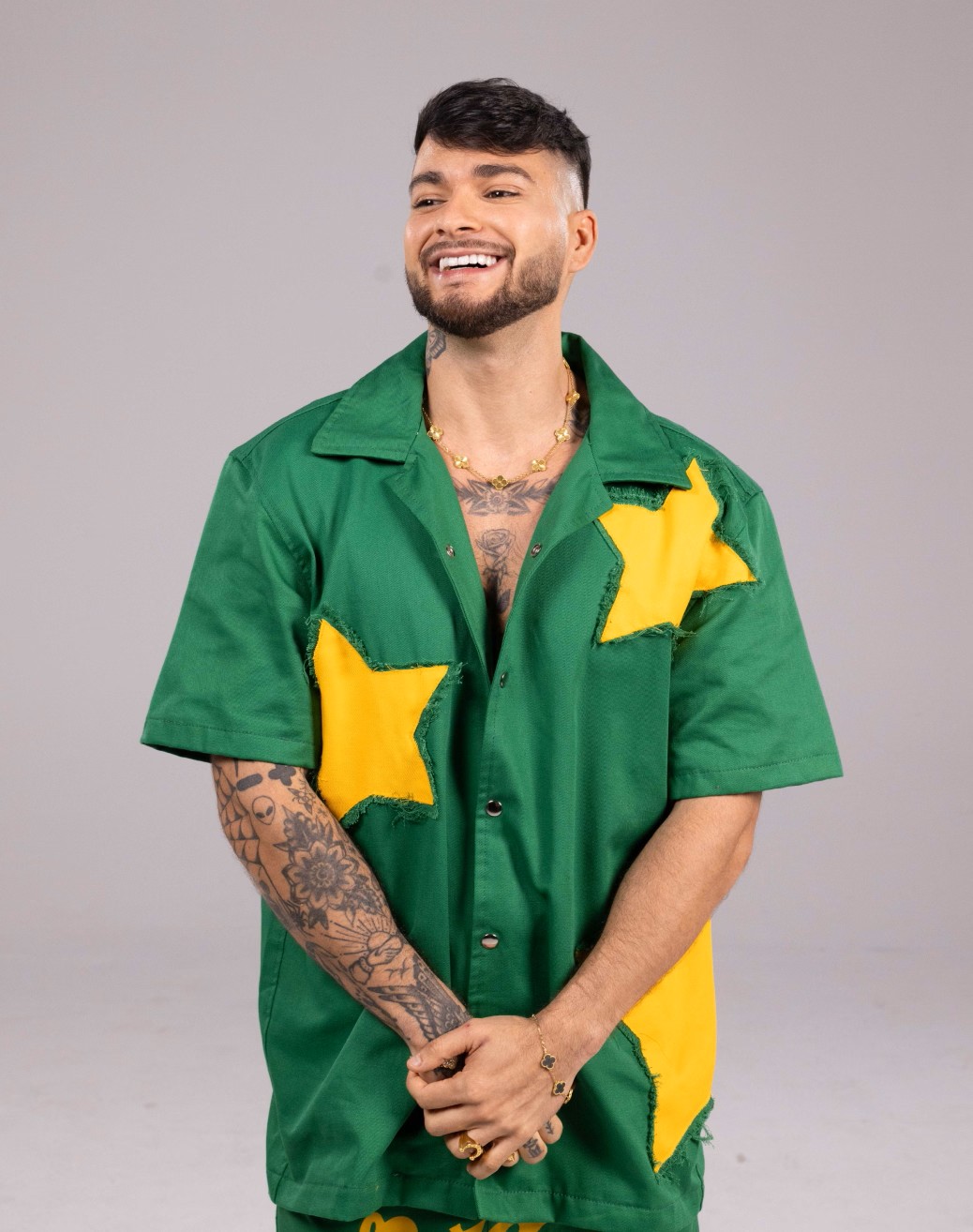 <p><span style=font-weight: 400;>Gustavo Góes, percussionista do repique, exerce papel central na formação sonora do grupo e se destaca pelo carisma nas apresentações. </span></p>
