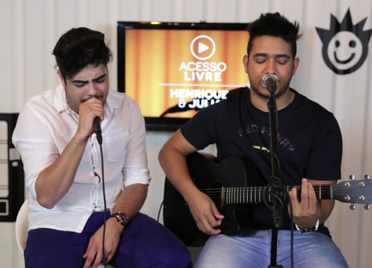 <p><span style=font-weight: 400;>Nascidos em Palmeirópolis, no estado do Tocantins, Henrique e Juliano são irmãos e decidiram seguir carreira musical influenciados pelo pai, grande incentivador da música sertaneja.</span></p><?php if (strpos(site('ds_site_link'), '/apostas') === false): ?>

    </div>

    <div class=