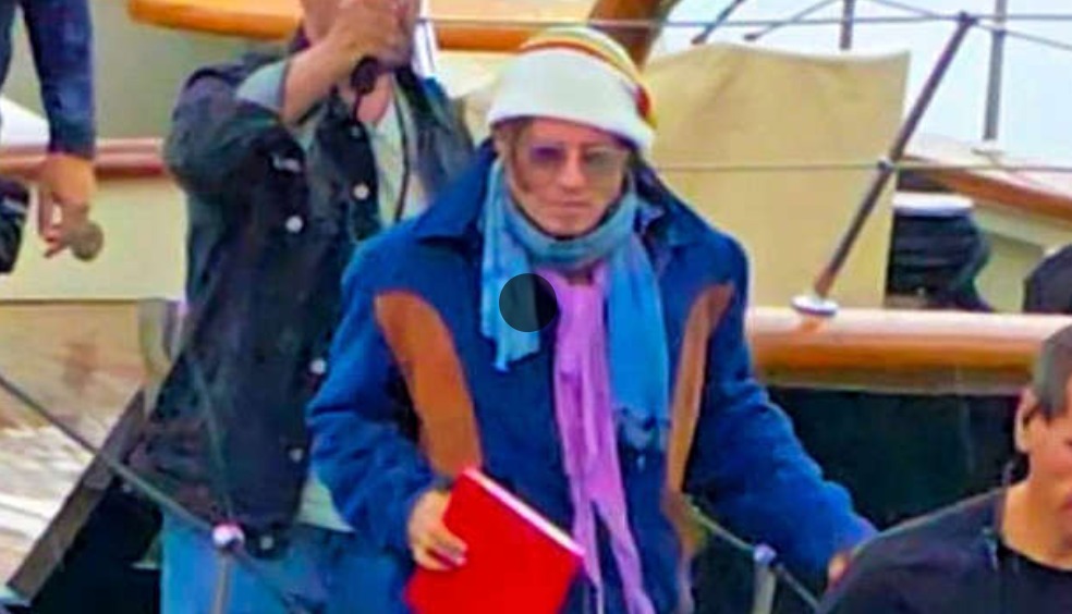 <p>Depp, aliás, foi visto recentemente na Espanha, filmando “Day Drinker”, sua primeira grande produção desde o polêmico julgamento envolvendo Amber Heard.</p><?php if (strpos(site('ds_site_link'), '/apostas') === false): ?>
    </div>

    <div class=