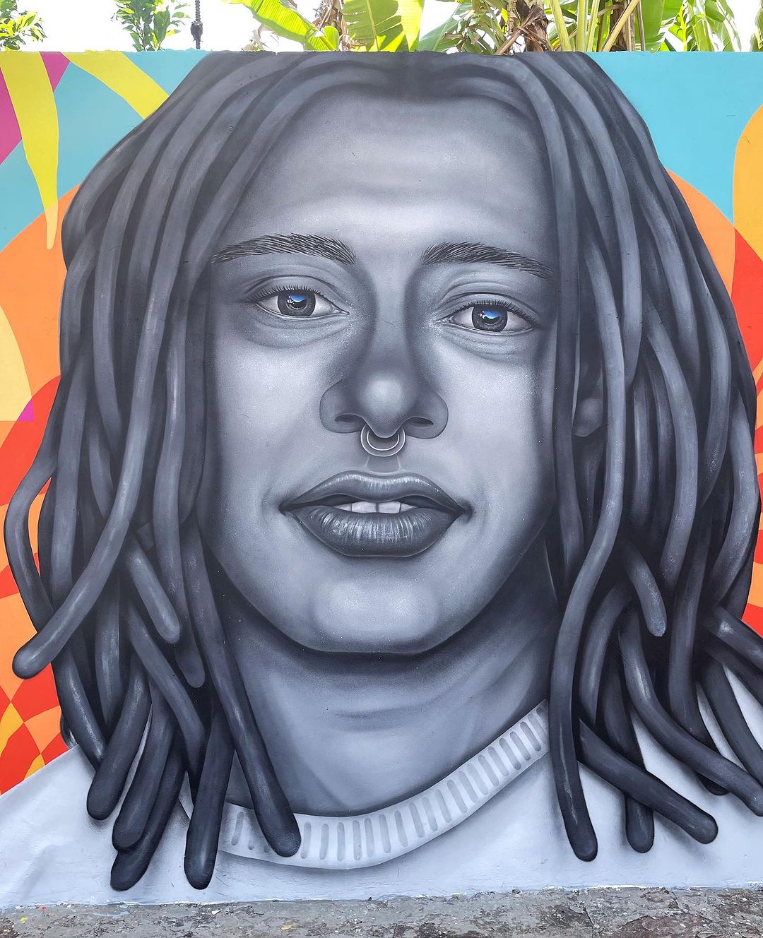 <p>O rosto da cantora e compositora Liniker ilustra o Núcleo de Educação de Jovens e Adultos de Araraquara.</p>
