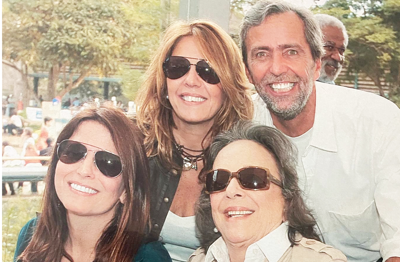 <p>Filha de um coronel do exército brasileiro, Rubens Tramujas Mäder, cujo nome batiza a rodovia RJ-163 que leva a Penedo, e de uma assistente social, Ângela Maria da Silveira, Malu tem ascendência libanesa.</p></div>

<!-- INTERBANNER 5 [RETANGULO(BR)] - DESKTOP - [INTERNAS] -->
<div class=