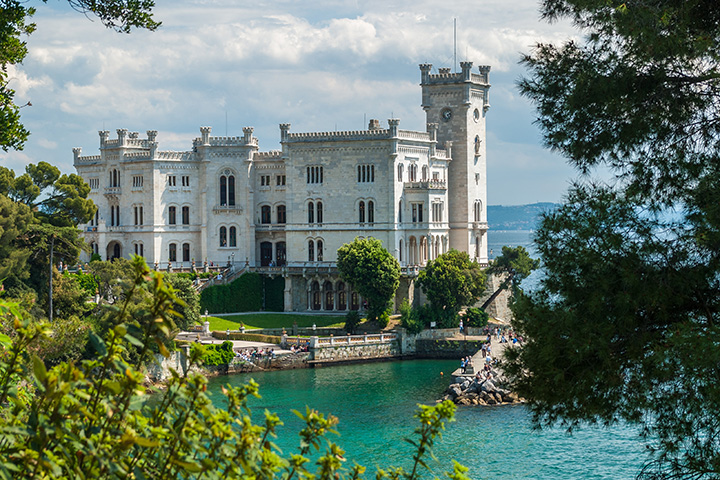 <p>Castelo de Miramare – Trieste, Itália – Fica na costa da cidade, no nordeste do país. Erguido no século 19 para ser residência de Maximiliano de Habsburgo, Arquiduque da Áustria.</p>
