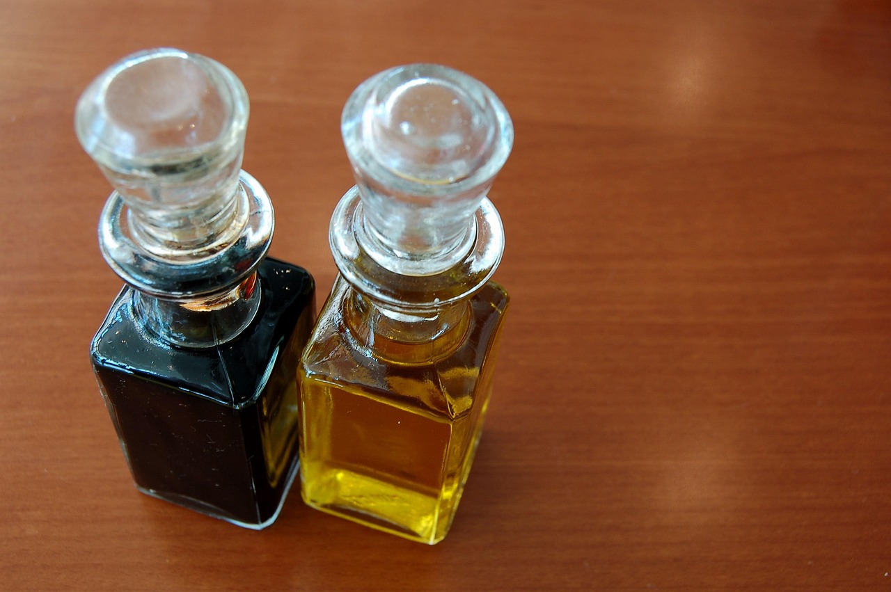 <p>Na fermentação caseira, como na produção de pães de fermentação natural ou conservas, o vinagre pode ajudar a acidificar o meio e inibir bactérias indesejadas.</p>
