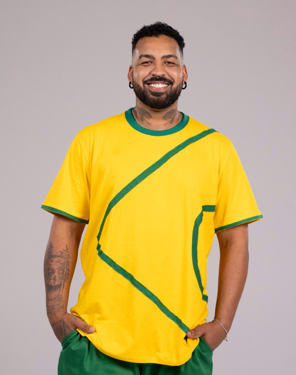 <p><span style=font-weight: 400;>Paulinho Félix responde pela condução rítmica do Menos É Mais e atua na construção das batidas que definem a identidade sonora do grupo. </span></p>
