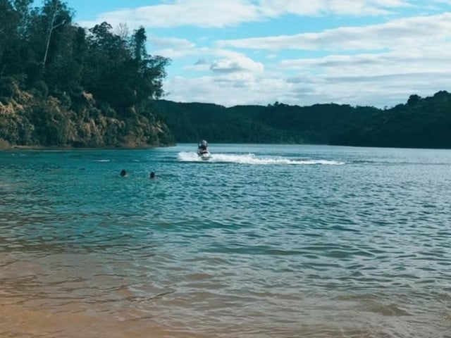 <p>Uma criança de 4 anos perdeu um dedo do pé esquerdo após ser atacada por uma piranha enquanto nadava na Lagoa da Prata, em Santana do Paraíso, no Leste de Minas Gerais. O menino estava com familiares quando ocorreu o incidente.</p>
