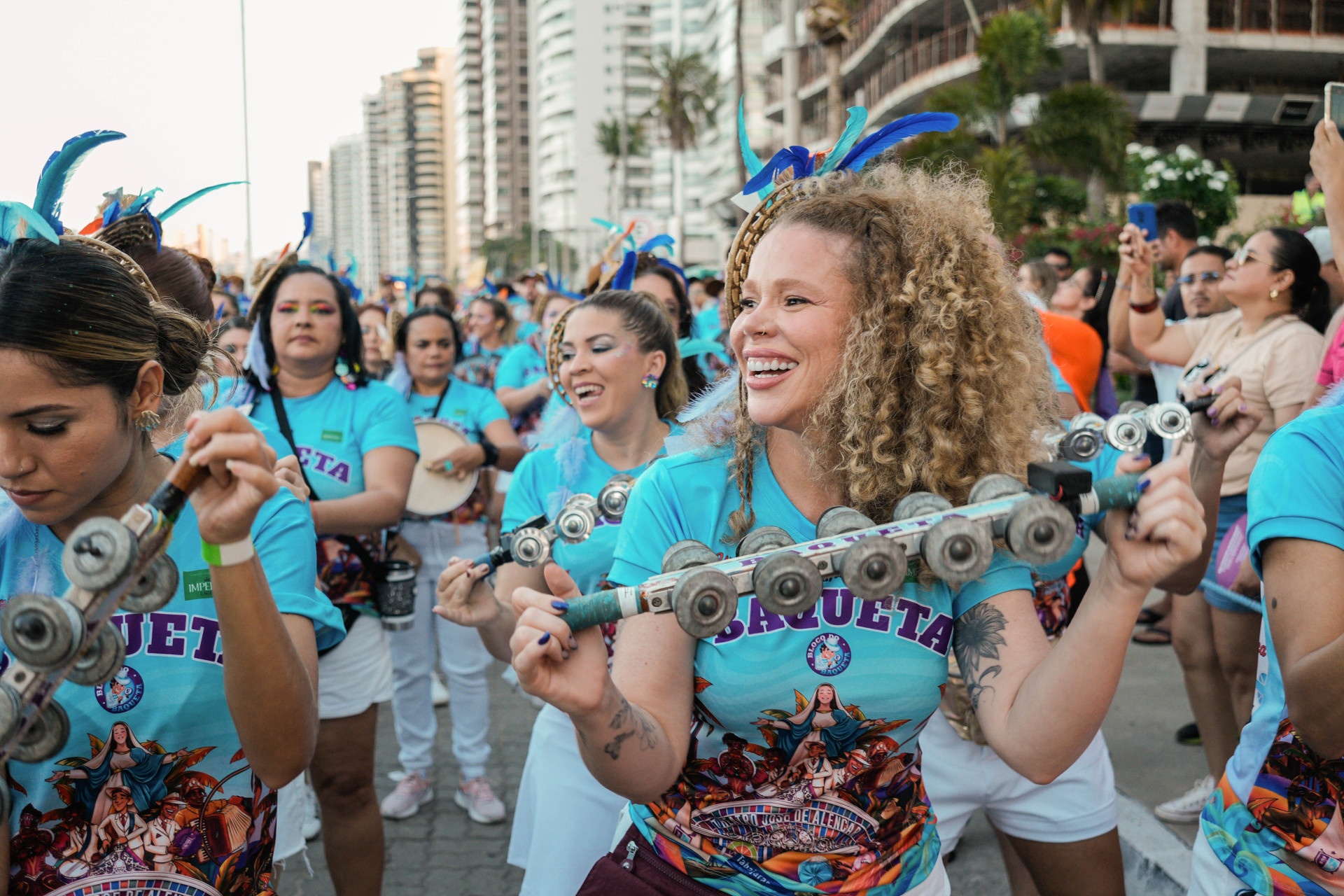 FORTALEZA, CEARÁ, BRASIL, 17-01-2026: Pré-carnaval na Beira Mar, com apresentação de escolas de bateria. Na foto, a bateria Baqueta.(Foto: Fernanda Barros/ O Povo) (Foto: FERNANDA BARROS)