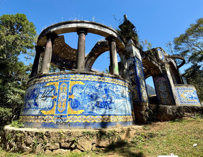 <p>Construído na década de 1920, o espaço foi decorado com azulejos pintados pelo artista português Jorge Colaço e que retratam lendas indígenas. Mais do que isso. Representa um elo entre a cultura europeia e a memória indígena nacional.</p></div>

<!-- INTERBANNER 5 [RETANGULO(BR)] - DESKTOP - [INTERNAS] -->
<div class=