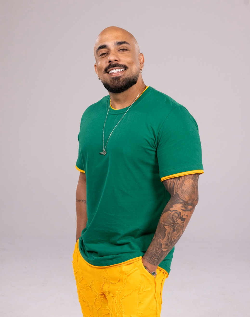 <p><span style=font-weight: 400;>Ramon Alvarenga sustenta a base rítmica e a pulsação do Menos É Mais, com atuação essencial na dinâmica dos shows.</span></p>
