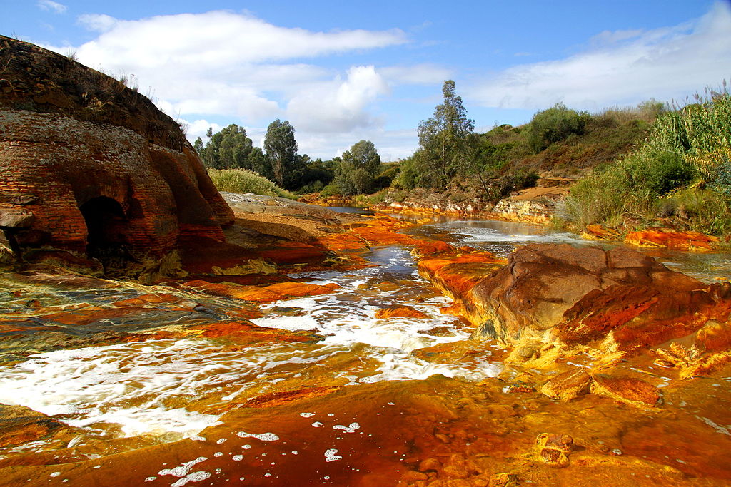 <p>Cientistas acreditam que as bactérias no rio Tinto criam condições semelhantes à que existiria numa das luas de Júpiter.</p>
