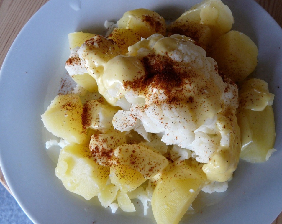 <p>Ela pode ajudar a prevenir alguns tipos de câncer, uma vez que é rica em clorofila, glucosinolatos, polifenóis e vitaminas, compostos bioativos e nutrientes.</p>
