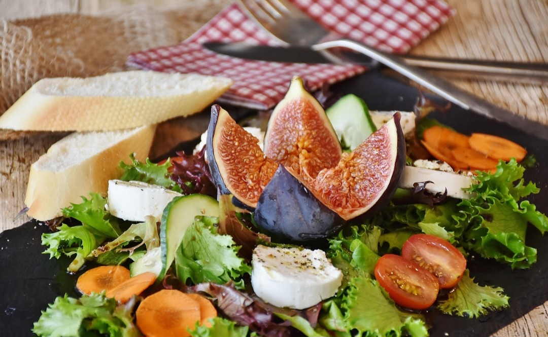 <p>O figo também pode compor saladas ou outros pratos dando um toque adocicado e contrastando com ingredientes salgados.</p>
