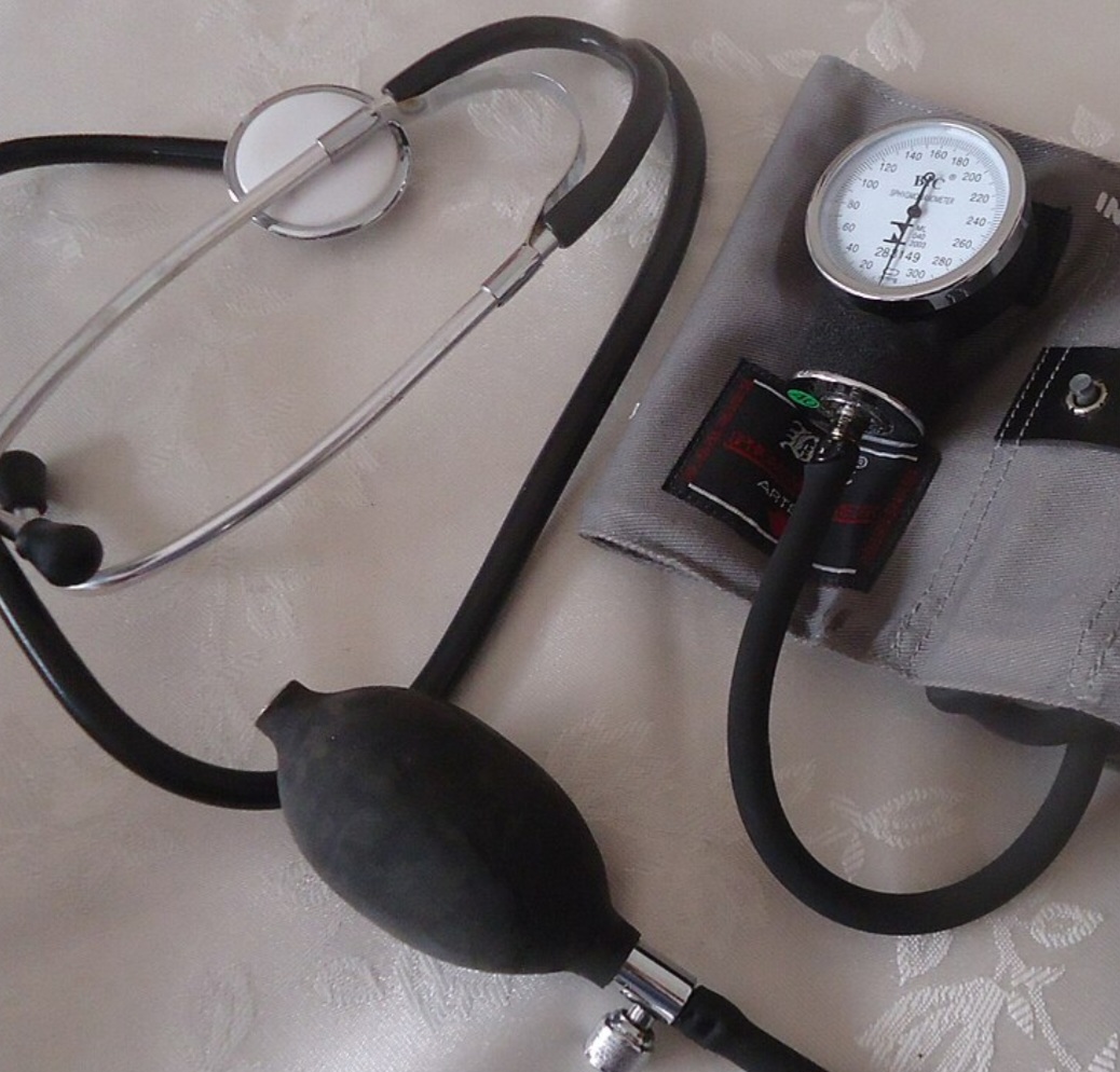 <p>O figo auxilia a reduzir o risco de câncer, ajuda na constipação intestinal e preserva a saúde óssea. Além de prevenir e controlar a diabetes e a pressão arterial.</p>
