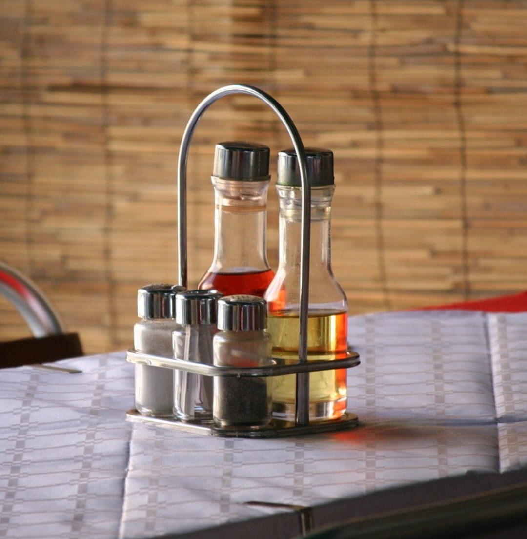 <p>Em dietas, acredita-se que o vinagre ajuda no controle glicêmico e na saciedade, embora deva ser consumido com moderação. Ele é aliado popular de quem busca emagrecimento.</p>
