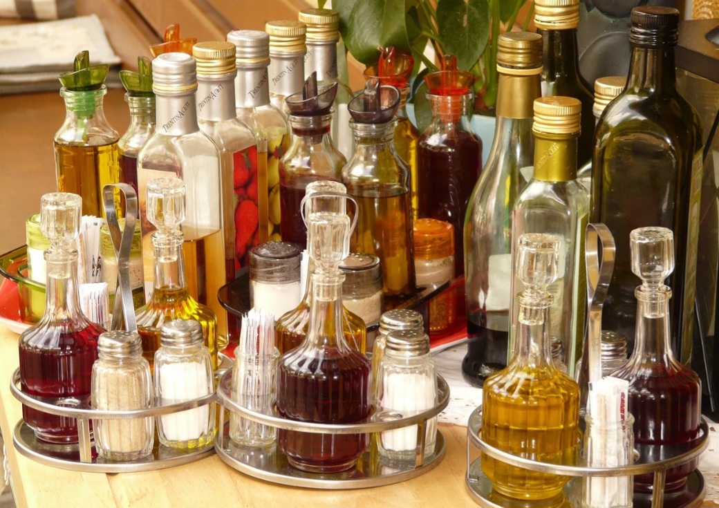 <p>Na conservação de alimentos, o vinagre impede a proliferação de bactérias. É amplamente usado na preparação de conservas de vegetais, ovos e até frutas.</p>
