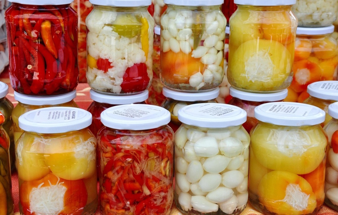 <p>Na culinária, o vinagre realça sabores, quebra fibras de carnes em marinadas e equilibra o doce em receitas. É também usado no preparo de molhos e picles.</p>
