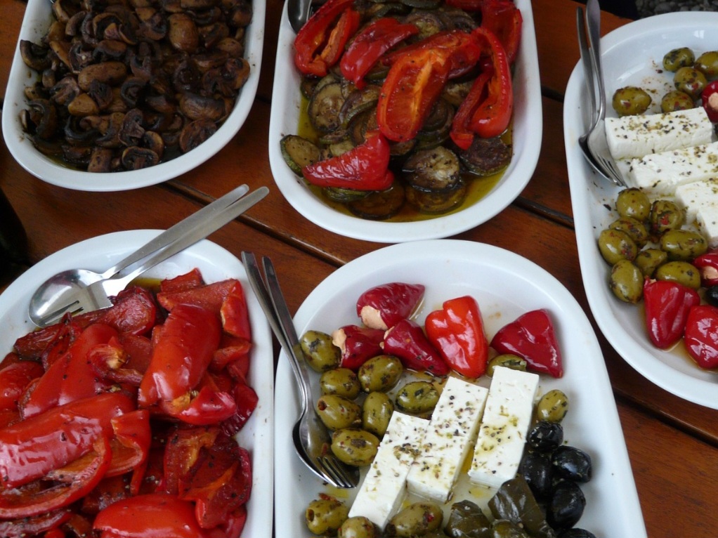 <p>O vinagre de álcool, transparente e de sabor mais ácido, é o mais comum no Brasil. Versátil, serve para temperos simples, conservas, limpeza e desinfecção.</p>
