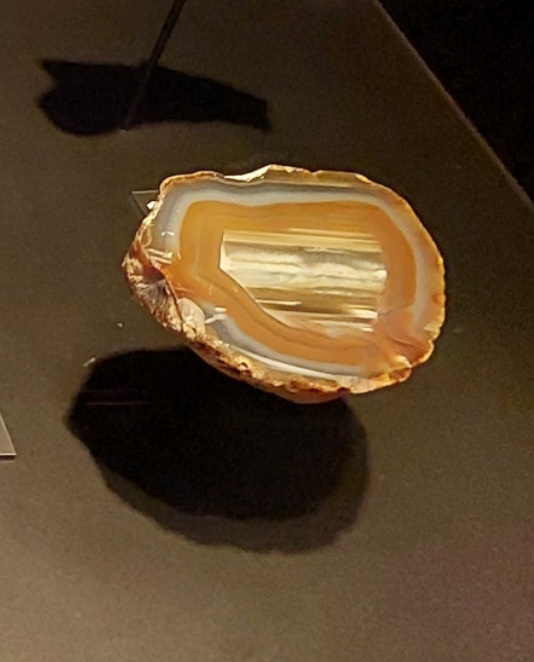 <p>A ágata é uma variedade de quartzo do grupo das calcedônias, composta por finas camadas de sílica. Sua principal característica são os padrões de faixas coloridas. Uma beleza que rende delicados adornos e joias.</p>
