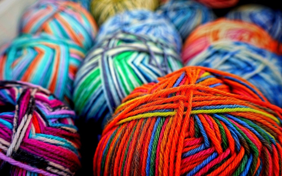 <p>Após os anos 1950, o tricô evoluiu de um passatempo doméstico para um elemento da moda de alta-costura e, mais recentemente, um fenômeno global impulsionado pela internet e pelas redes sociais.</p>
