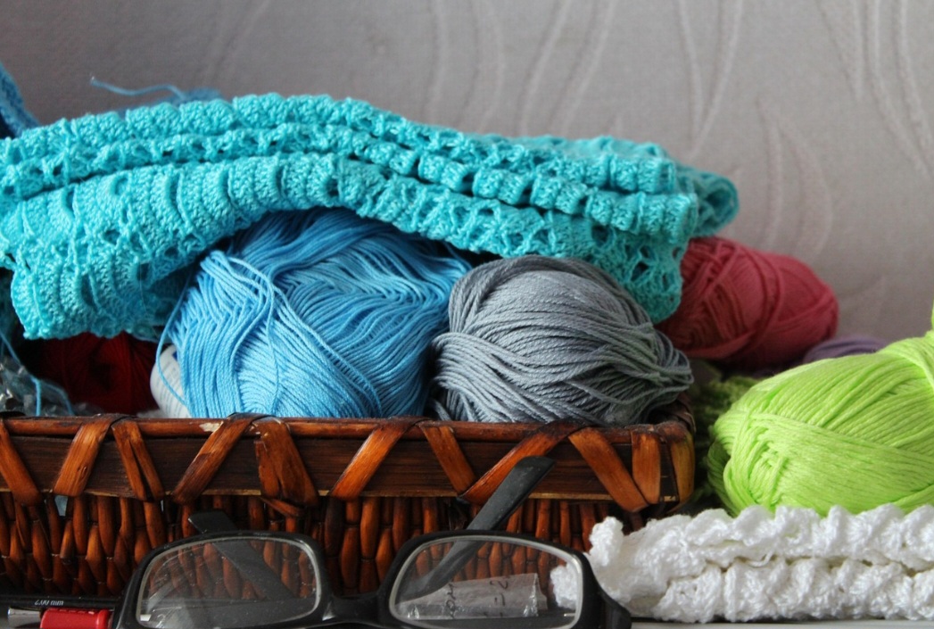 <p>Ainda na década de 1950, o tricô ganhou impulso com novos tipos de fios e padrões, sendo ensinado em escolas e presente em revistas, mas nos anos seguintes foi considerado um passatempo para idosos.</p>
